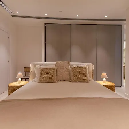 Saffron Apartment *